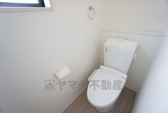 1階2階の2ヶ所にトイレがありますので、忙しい朝にも家族に気を使わず、ゆとりが生まれますね＾＾ 小窓付きで換気する時に便利です＾＾