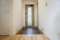 玄関扉にスリットのある明るい玄関です＾＾ ステキな玄関で帰ってくるのが楽しみになりそうですね＾＾