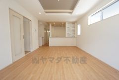 対面式キッチンを中心としたリビングダイニングで家族の会話が弾みそうです。