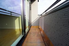 陽当たりの良い南面バルコニーです。お洗濯やお布団干しはもちろん、日光浴スペースにも＾＾足元は防水工事施工済です。