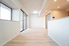 リビングは広々とした設計で、家族が集い、寛ぐ暮らしの空間を演出しています。思い思いの時間を過ごしたり、家族みんなで食事をしたり、素敵な団らんの場になりますね。
