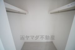 ウォークインクローゼット付き＾＾ハンガーパイプ下にボックスを置いて、枕棚を活用して、たっぷりと収納できそうです＾＾