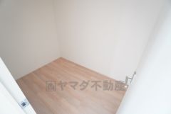 寝室にはストレージルーム（3帖）が設けられています＾＾たっぷり収納できるので衣替えの心配もいりませんね＾＾ 