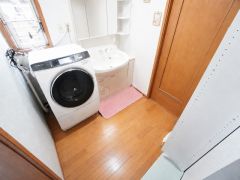 室内の家具等は消去加工（またはCG処理）をしています。三面鏡つき洗面台。鏡裏にたっぷりとした収納スペースがあります。鏡を閉めてしまえば小物は見えないため、スッキリとした印象の洗面台にできます。