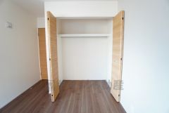 洋室にはハンガーパイプ付きのクローゼットが設けられています。たっぷり収納できるので衣替えの心配もいりませんね＾＾