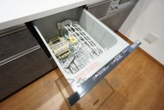 炊事時間を大幅に短縮できる食器洗浄乾燥機付き＾＾食器を洗う手間が減るので家族とのコミュニケーションの時間や自分の時間が増えますね。