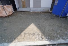 駐車スペースは並列3台分（軽含む）確保＾＾ マイカー用に、お客さま用に、余裕を持ってご利用いただけます。 