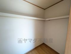 寝室にはハンガーパイプ付きのウォークインクローゼットが設けられています。たっぷり収納できるので衣替えの心配もいりませんね＾＾