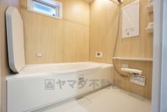 1日の疲れを癒すくつろぎのバスルーム。足を伸ばしてもゆったりと入れるサイズです。お子様と一緒にお風呂に入っても狭くないですね＾＾ 