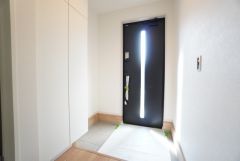 採光も考えられた明るい玄関です。たっぷり収納できるシューズボックス付きなので、家族全員の靴がきれいに整頓できます。