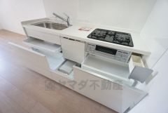 収納も、作業スペースも広々と設けられた使いやすいシステムキッチンです＾＾