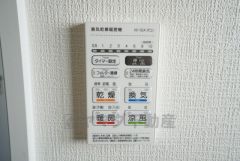 雨の日の洗濯も安心できる浴室暖房乾燥機付き浴室。リモコンで操作もボタン1つで簡単。 浴室暖房乾燥機には、暖房、乾燥、涼風、換気の4つの機能が付いています。