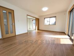 大きな掃き出し窓のあるリビングは、陽光あふれる明るい空間です。ゆったりと寛げる憩いの場となりそうです。