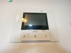 防犯はもちろん、セールスマン対策にもなるモニター付きインターホンです。 来訪者の顔が見えるので安心ですね＾＾