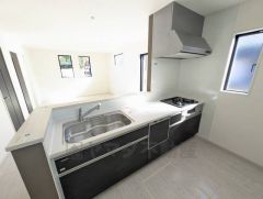 対面式キッチンなのでリビングにいるご家族とコミュニケーションを取りながら洗い物や、お料理が楽しめそうですね＾＾