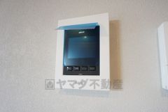 防犯はもちろん、セールスマン対策にもなるモニター付きインターホンです。お子さん1人での留守番時にも活躍しそうです。