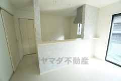 大きな窓のあるリビングは、陽光あふれる明るい空間です。毎日のお食事が楽しみです＾＾