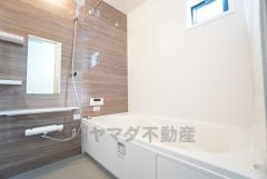 1日の疲れを癒すくつろぎのバスルーム。足を伸ばしてもゆったりと入れるサイズです。お子様と一緒にお風呂に入っても狭くないですね＾＾