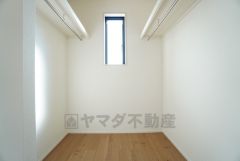 洋室にはハンガーパイプ付きのウォークインクローゼットが設けられています。たっぷり収納できるので衣替えの心配もいりませんね＾＾