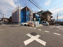 前面道路は北側約5.9ｍ、西側約5.9ｍの公道に面しています。 角地なので、開放感が得られます。 また、日差しが入りやすく、家の奥まで明るくなるのが嬉しいポイントです＾＾ 