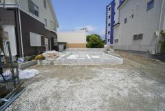 手前が1号棟、奥が2号棟。