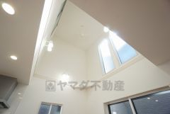 ダイニングスペース上部は吹き抜けになっています。