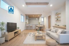 大きな掃き出し窓のあるリビングは、陽光あふれる明るい空間です。ゆったりと寛げる憩いの場となりそうです＾＾家具はCGによるイメージ画像です。