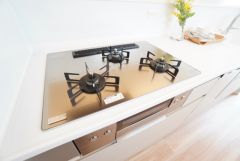 3種類の料理が同時に調理できる、3口ガスコンロ。忙しい夕食の支度時間が短縮できて効率よくお料理が楽しめます。
