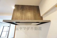 調理により発生する油煙や臭いを吸い込み、屋外へ排気してくれます。