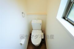 温水洗浄機付トイレです。節水機能もあるので、安心して使えますね。もちろん、1階2階の2ヶ所にトイレがあるので、忙しい朝にもゆとりができますね。