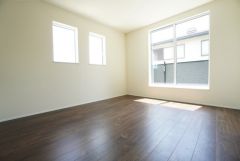 主寝室としてお使いいただけそうなこちらのお部屋は、日当たりが良く、爽やかな風を感じて起きる朝は、快適生活の始まりに。