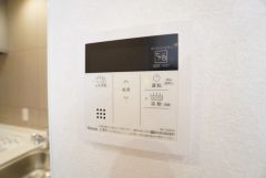 キッチン横からお湯張り、追い炊き、足し湯がボタン一つで楽々操作できる給湯機リモコンです。忙しい夕飯準備の時間帯に重宝しますね。