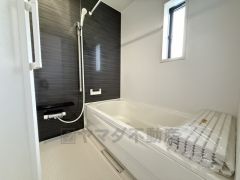 1日の疲れを癒すくつろぎのバスルーム。足を伸ばしてもゆったりと入れるサイズです。お子様と一緒にお風呂に入っても狭くないですね＾＾