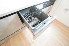 食事の後の手間を解消する食器洗い乾燥機付。冬場の洗い物で手荒れの悩みもなくなります。手洗いよりも節約できて便利。