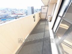 広々としたバルコニー。眺望良好＾＾天気のいい日にはお布団もまとめて干せそうですね＾＾ 陽当たり、風通し良好です＾＾