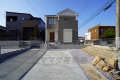 駐車スペースはゆとりある2台分を確保。マイカー用に、お客さま用に、余裕を持ってご利用いただけます＾＾