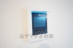 防犯はもちろん、セールスマン対策にもなるモニター付きインターホンです。 来訪者の顔が見えるので安心ですね＾＾