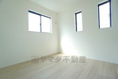 2面採光を確保した明るい室内は、風通しも良く、大変居心地の良い空間となっております。日当たりがよく、子供部屋としての利用もおすすめ。