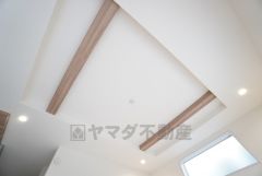 折上天井を採用したことで、空間に奥行きと上質感をプラス。ワンランク上の落ち着いたリビングを演出します＾＾