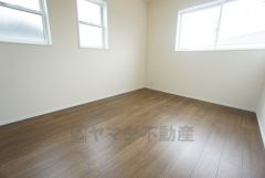 6帖。2面採光を確保した明るい室内は、風通しも良く、大変居心地の良い空間となっております。日当たりがよく、子供部屋としての利用もおすすめ。