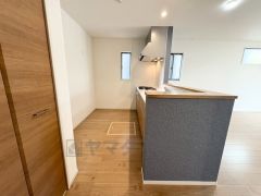 家族が集まる開放的なリビング。思い思いの時間を過ごしたり、家族みんなで食事をしたり、素敵な団らんの場になりますね。