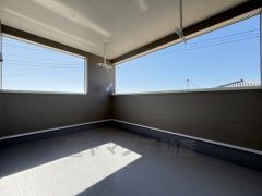 幅広のインナーバルコニーは多少の雨でも洗濯物を守ってくれ、家事を助けてくれること間違いなし。眩しすぎる日差しも和らげます。