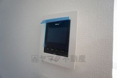防犯はもちろん、セールスマン対策にもなるモニター付きインターホンです。