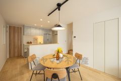 窓から光が差し込む明るいダイニングです＾＾