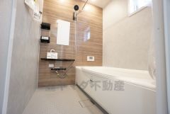 1日の疲れを癒すくつろぎのバスルーム。足を伸ばしてもゆったりと入れるサイズです。お子様と一緒にお風呂に入っても狭くないですね＾＾ 