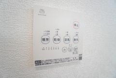 雨の日の洗濯も安心できる浴室暖房乾燥機付き浴室。リモコンで操作もボタン1つで簡単。