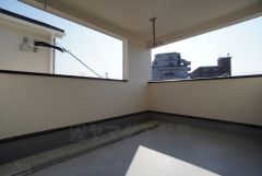 幅広のインナーバルコニーは多少の雨でも洗濯物を守ってくれ、家事を助けてくれること間違いなし。眩しすぎる日差しも和らげます。