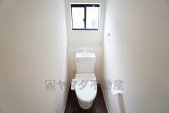 1階2階の2ヶ所にトイレがありますので、忙しい朝にも家族に気を使わず、ゆとりが生まれますね＾＾ 小窓付きで換気する時に便利です＾＾