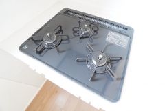 3種類の料理が同時に調理できる、3口ガスコンロ。忙しい夕食の支度時間が短縮できて効率よくお料理が楽しめます。