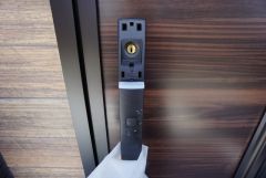 スマートキー搭載の玄関扉です＾＾お買物帰りの荷物が多い時やお子様を抱いているときなど施錠・解錠がスムーズにできるのが嬉しいポイントです＾＾